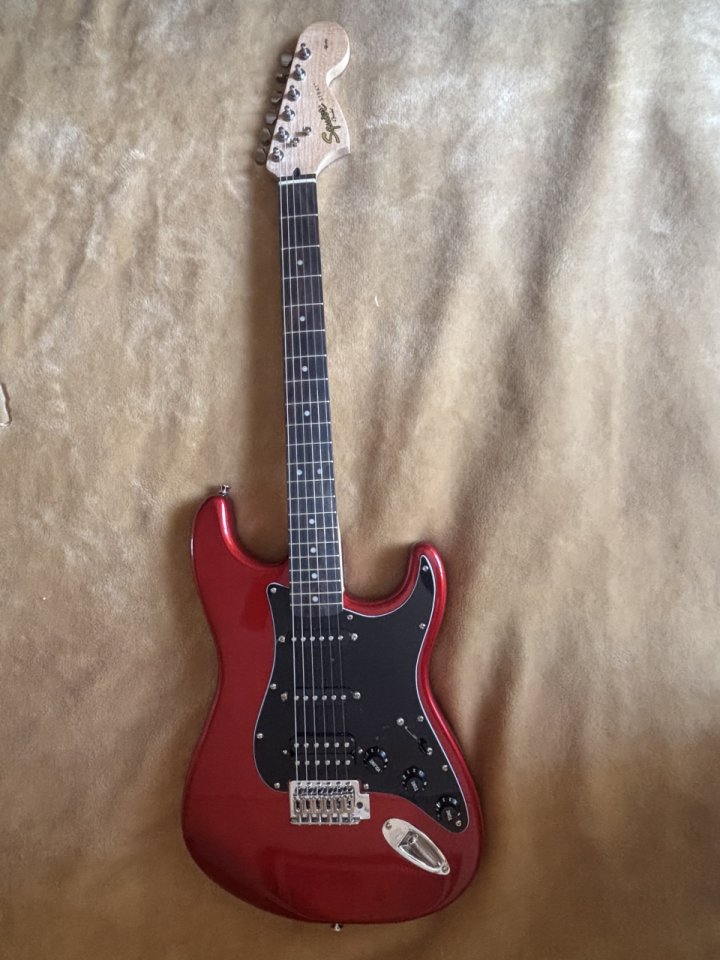Squier Afinitty a estrenar Red Apple Candy de segunda mano · Foto 1 de 10 · Sevilla · 200 €