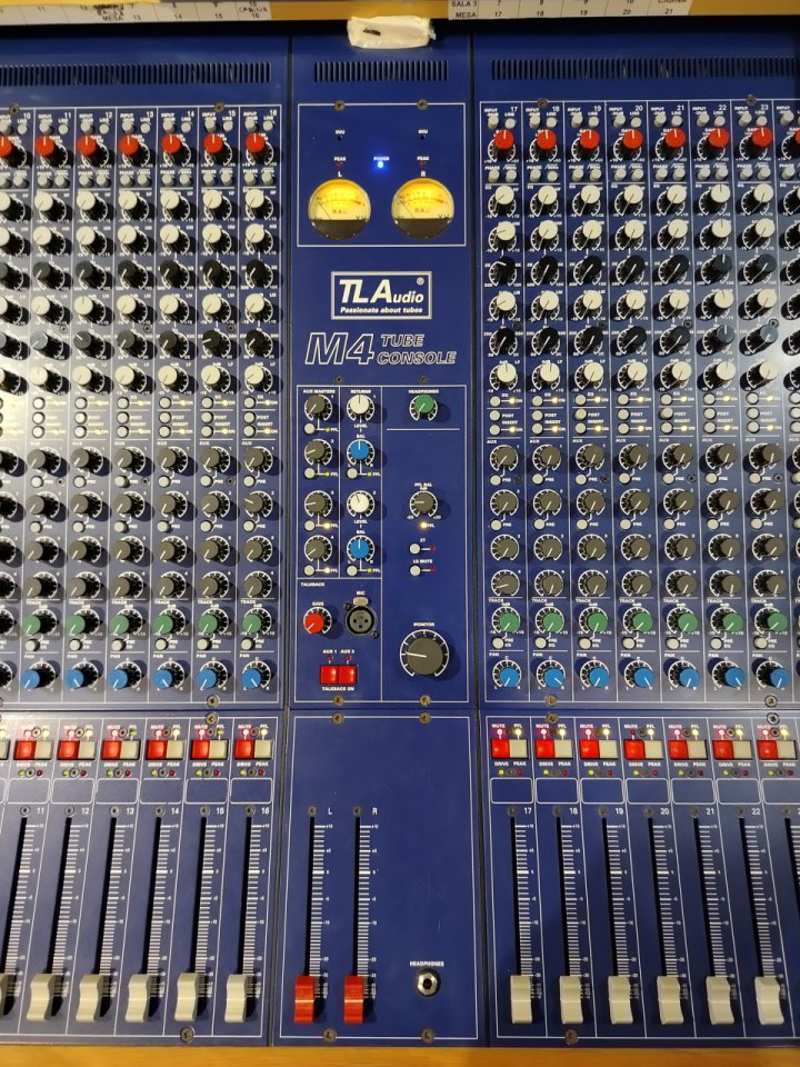 Mesa TL Audio M4 32 canales