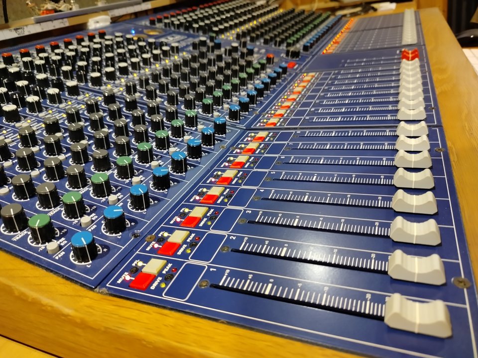 Mesa TL Audio M4 32 canales