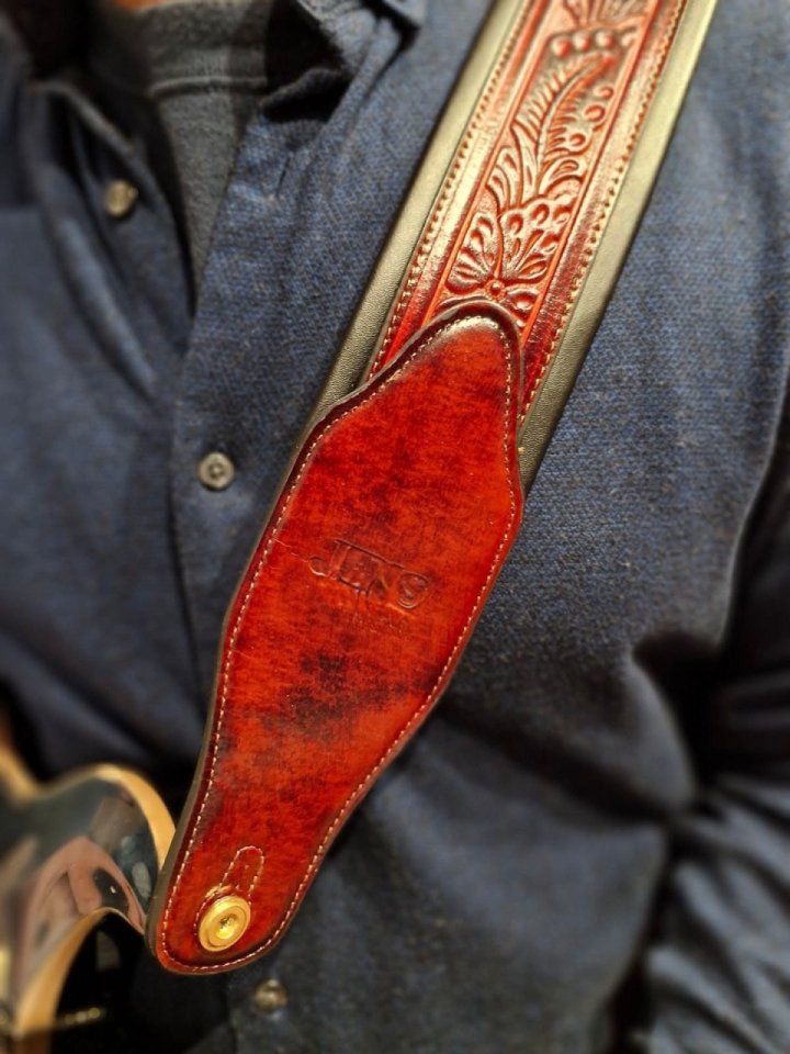 Nueva. Correa guitarra de cuero trabajado hecha a mano