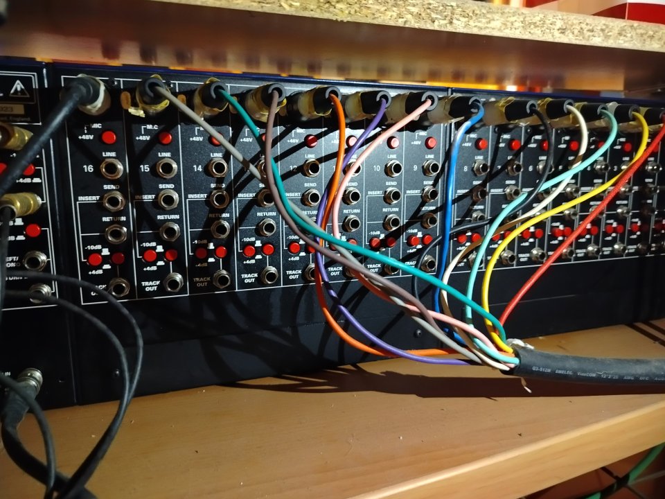 Mesa TL Audio M4 32 canales