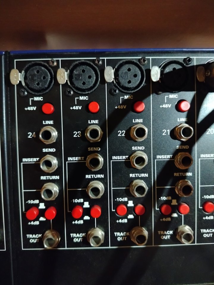 Mesa TL Audio M4 32 canales