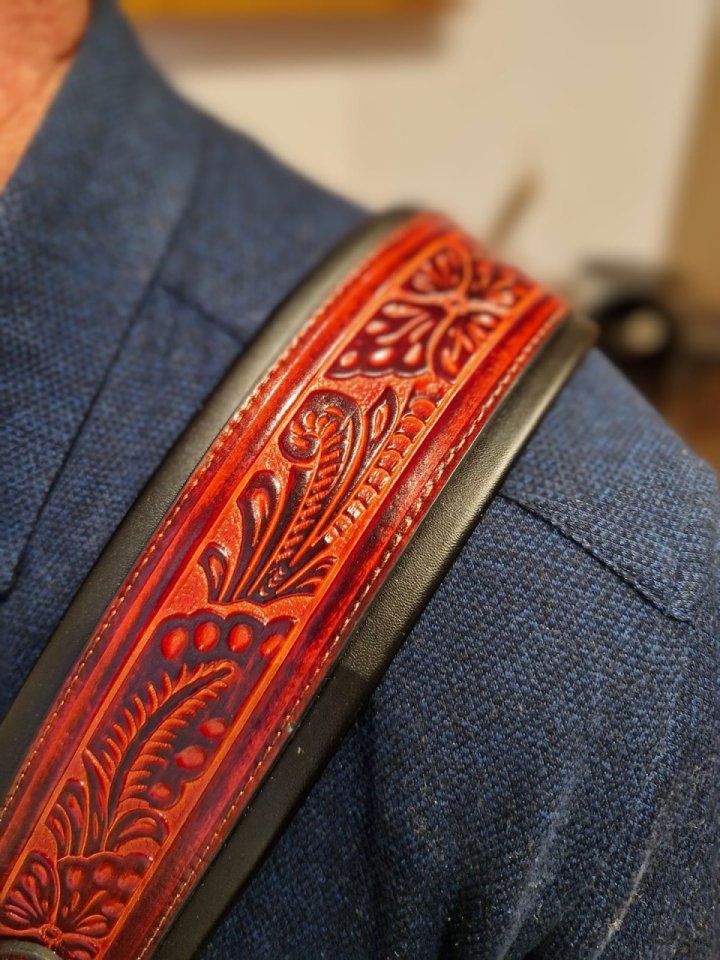 Nueva. Correa guitarra de cuero trabajado hecha a mano