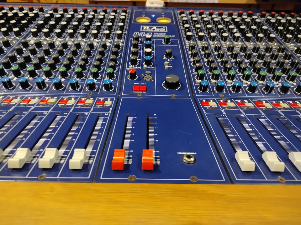 Mesa TL Audio M4 32 canales