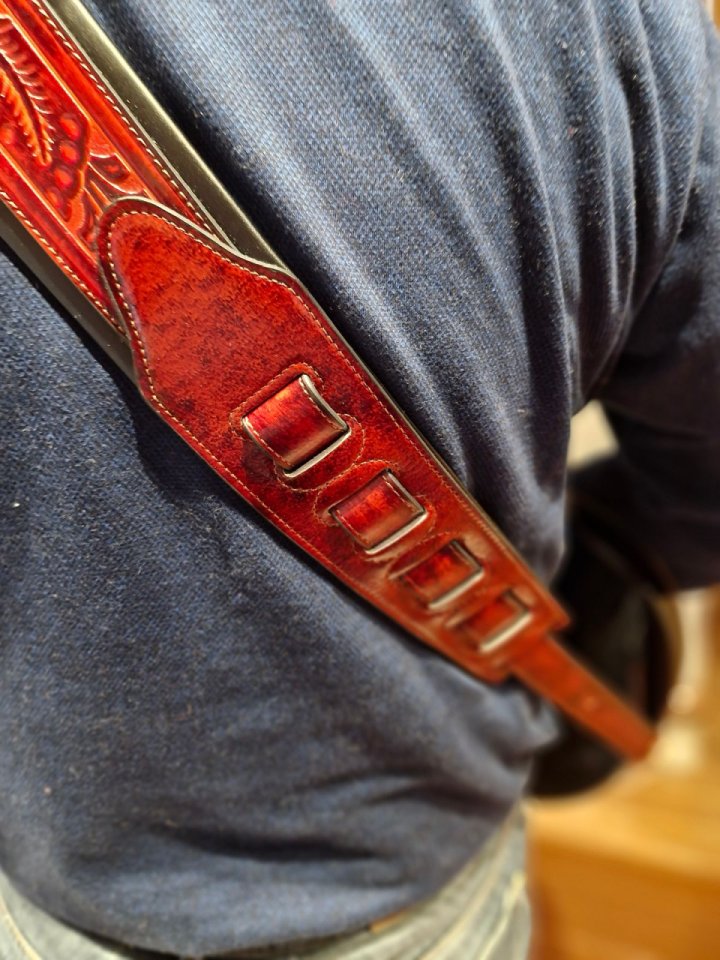 Nueva. Correa guitarra de cuero trabajado hecha a mano