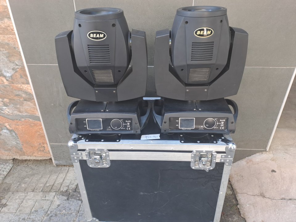 Dos Cabezas Moviles Beam 7R + Flightcase + Lámparas Nuevas de segunda mano · Foto 1 de 8 · Sevilla · 500 €