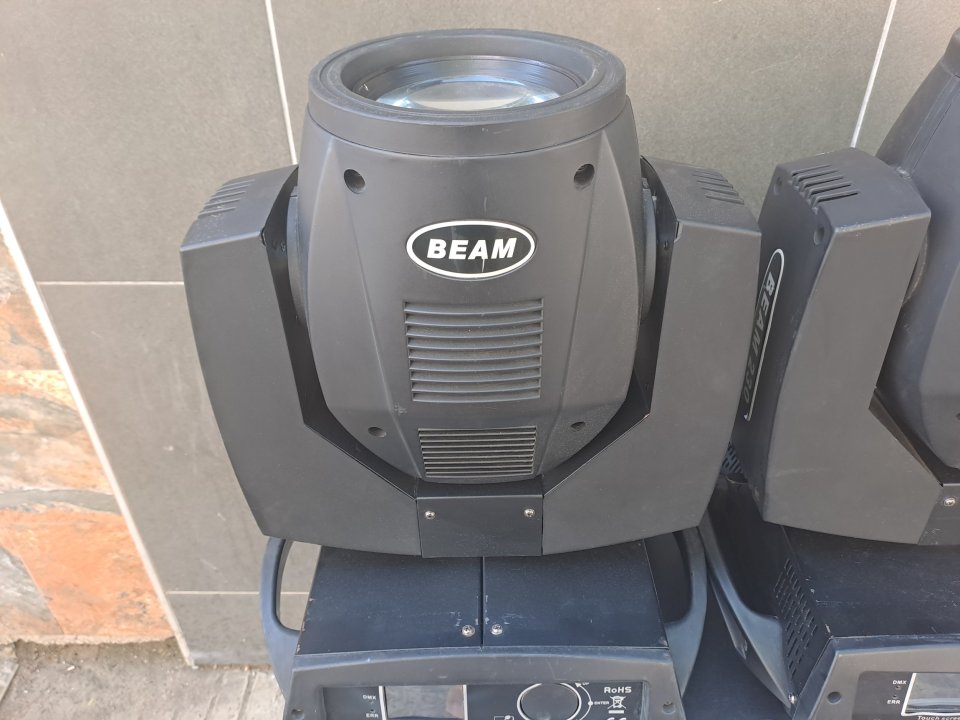 Dos Cabezas Moviles Beam 7R + Flightcase + Lámparas Nuevas de segunda mano · Foto 2 de 8 · Sevilla · 500 €