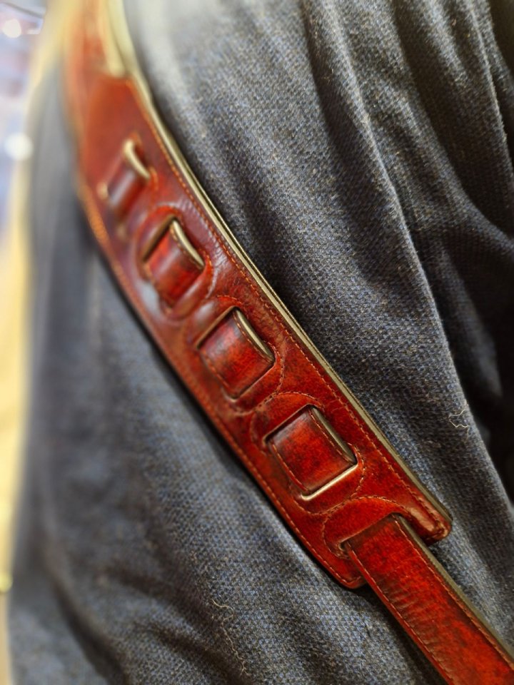 Nueva. Correa guitarra de cuero trabajado hecha a mano