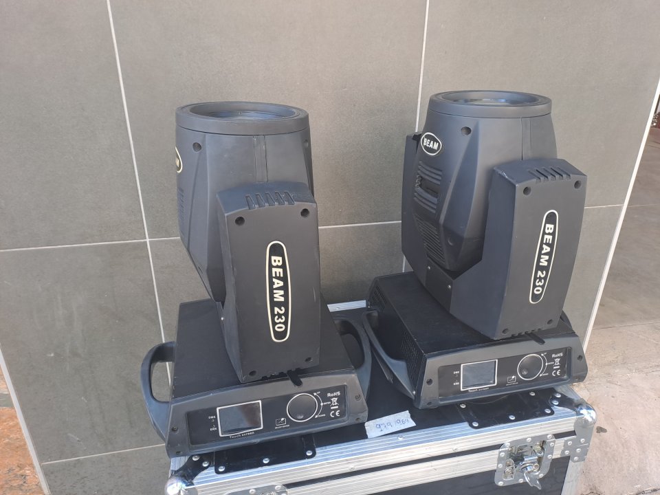 Dos Cabezas Moviles Beam 7R + Flightcase + Lámparas Nuevas de segunda mano · Foto 4 de 8 · Sevilla · 500 €