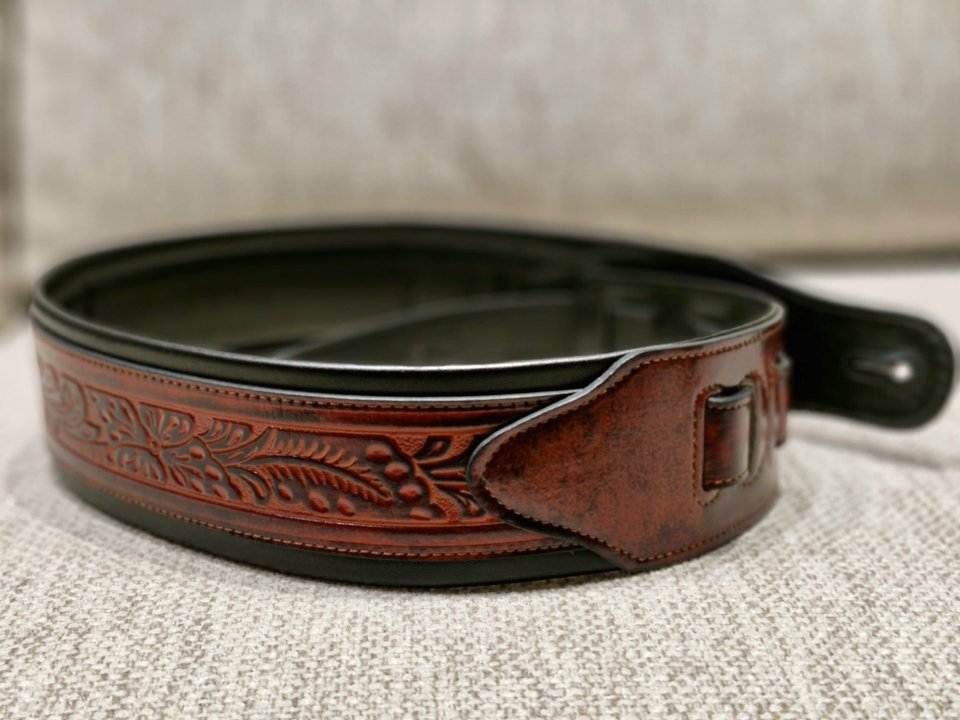 Nueva. Correa guitarra de cuero trabajado hecha a mano