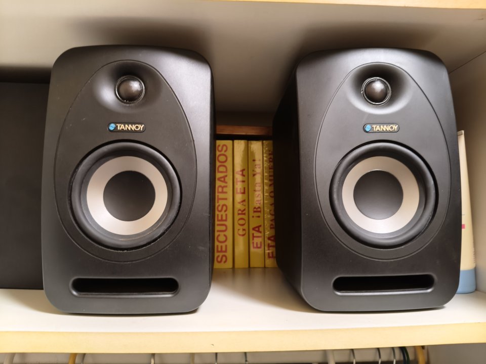 Monitores de Estudio “Tannoy Reveal 402” de segunda mano · Foto 1 de 6 · Madrid · 150 €