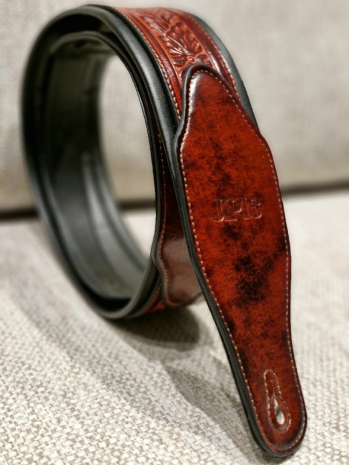 Nueva. Correa guitarra de cuero trabajado hecha a mano