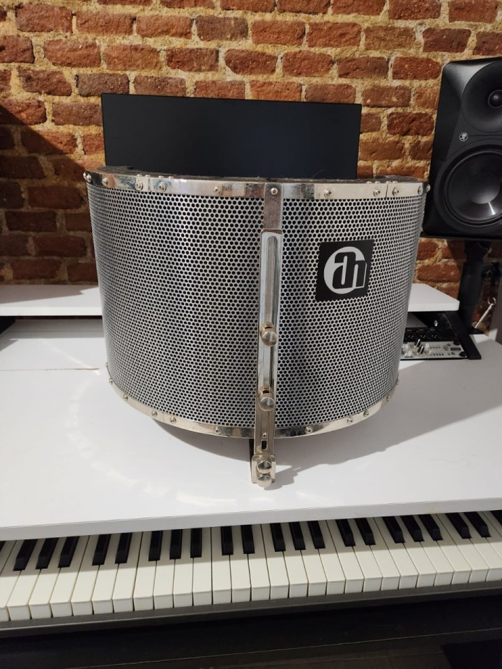 Pantalla aislante microfono Adam Hall RF1 de segunda mano · Foto 2 de 2 · Madrid · 55 €