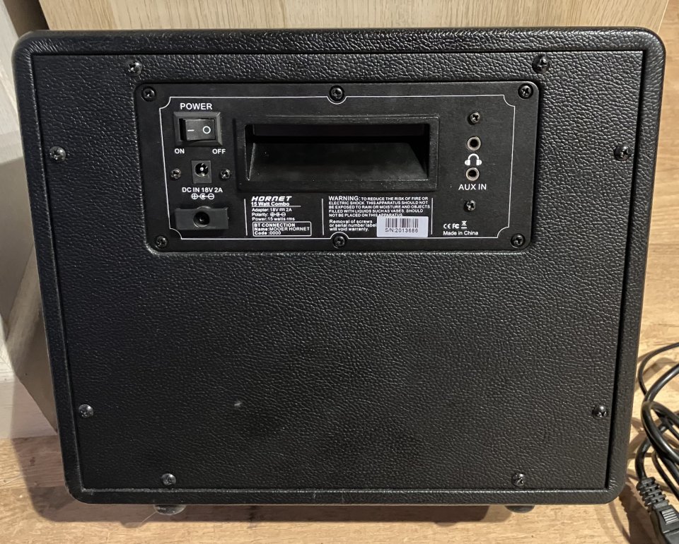 Mooer Hornet 15 black de segunda mano · Foto 4 de 5 · Granada · 60 €