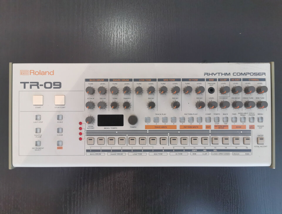 Roland  Boutique TR09