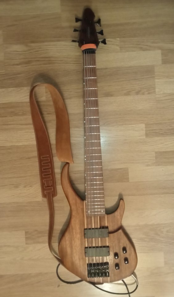 Bajo seis cuerdas de segunda mano · Madrid · 414 €