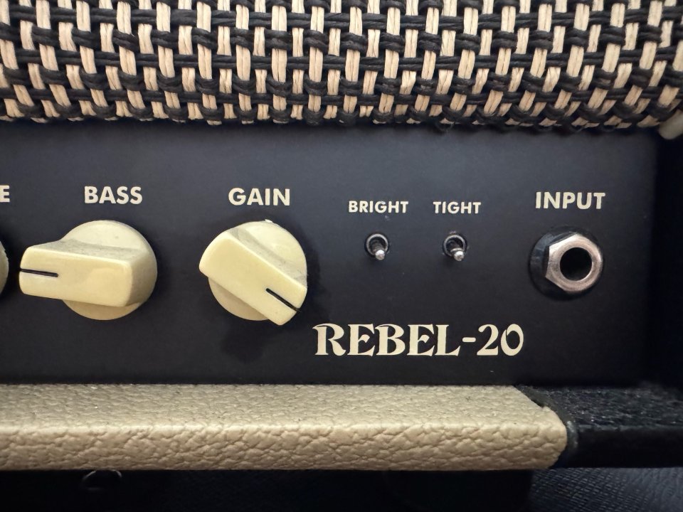 Egnater Rebel 20 + Framus FR212 CB 2x12 de segunda mano · Foto 4 de 9 · Madrid · 550 €