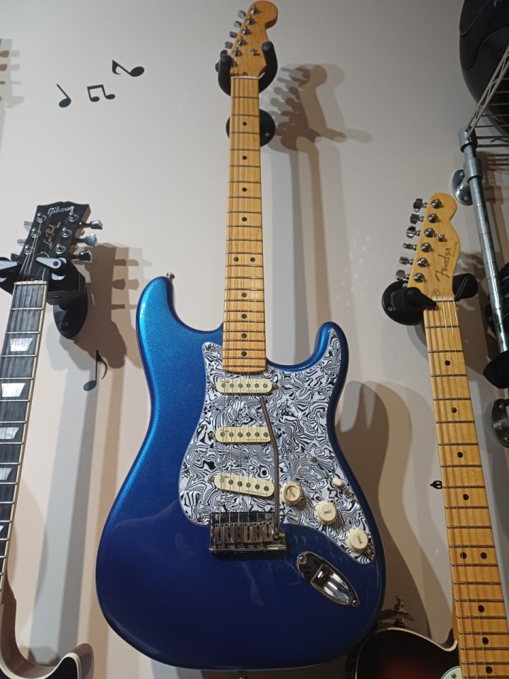 Fender American Ultra Stratocaster Cobra Blue de segunda mano · Foto 1 de 5 · Toledo · 1830 €