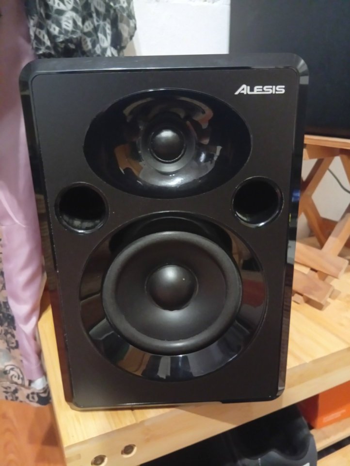Monitor pasivo alesis elevate 5 de segunda mano · Foto 3 de 4 · Bizkaia · 20 €