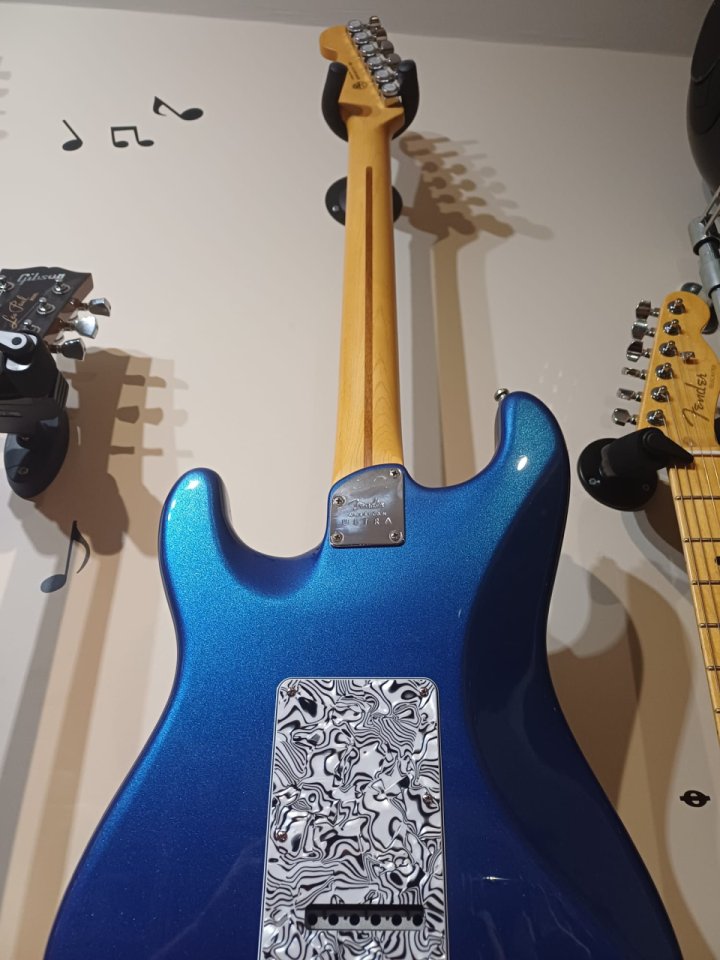 Fender American Ultra Stratocaster Cobra Blue de segunda mano · Foto 2 de 5 · Toledo · 1830 €