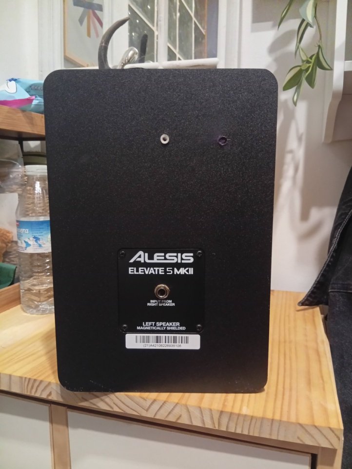 Monitor pasivo alesis elevate 5 de segunda mano · Foto 4 de 4 · Bizkaia · 20 €