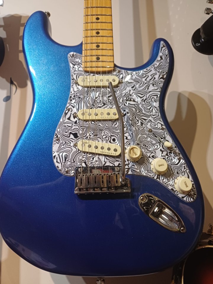 Fender American Ultra Stratocaster Cobra Blue de segunda mano · Foto 3 de 5 · Toledo · 1830 €