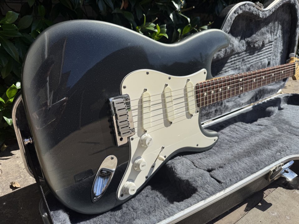 Fender Stratocaster Plus Black Pearl Burst 1995 de segunda mano · Foto 1 de 10 · Cantabria · 1550 €