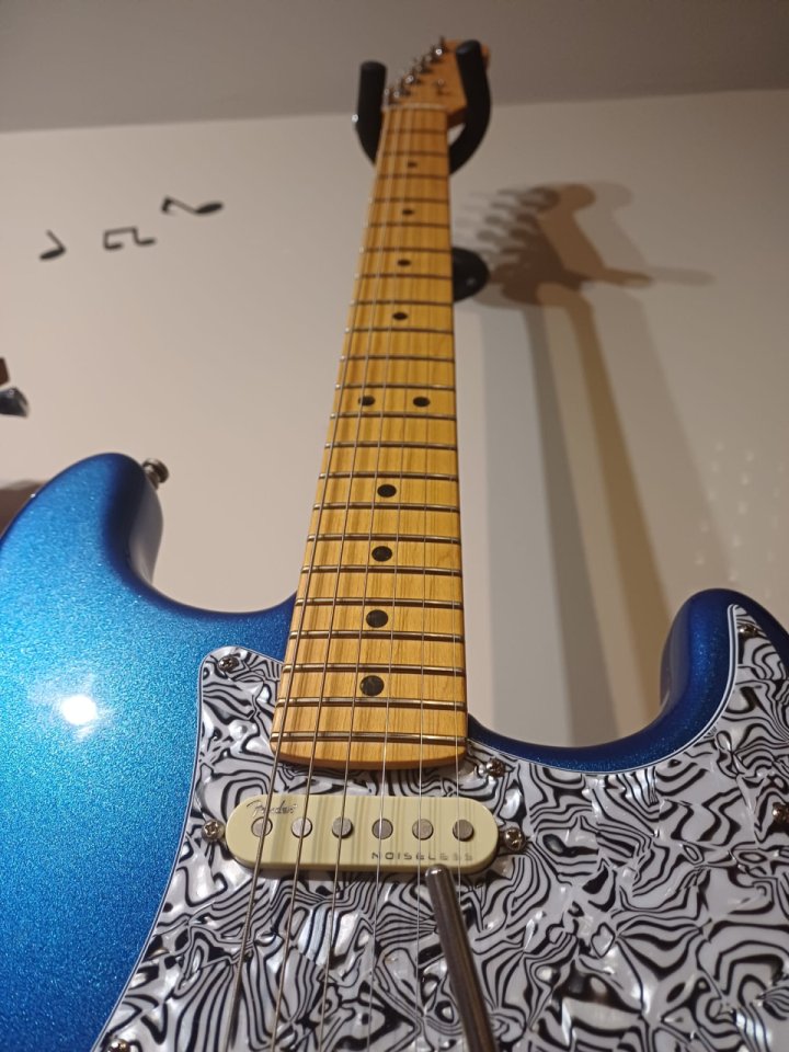Fender American Ultra Stratocaster Cobra Blue de segunda mano · Foto 4 de 5 · Toledo · 1830 €