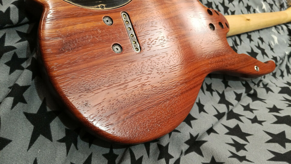 CUERPO guitarra WEISSE HÜGEL KORALLE + extras .