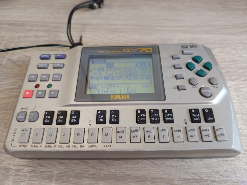 Yamaha QY-70 de segunda mano · Foto 1 de 6 · Madrid · 120 €