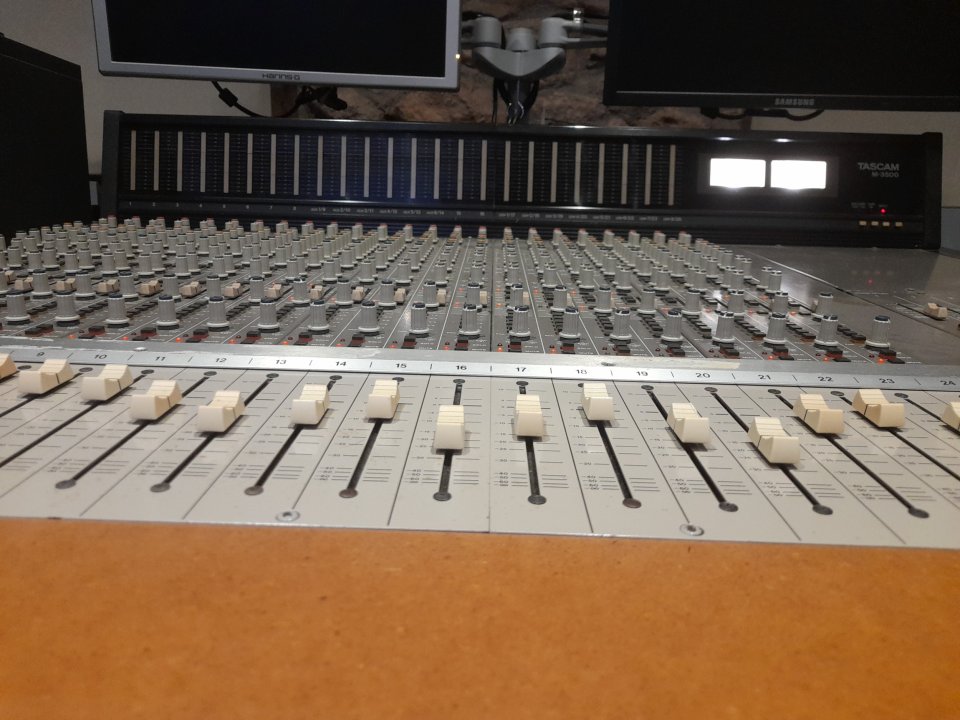 Tascam M-3500 (24 Ch) Modificada (Burr-Brown / Recap / Switches nuevos) + Meter Bridge de segunda mano · Foto 2 de 6 · Tarragona · 1300 €