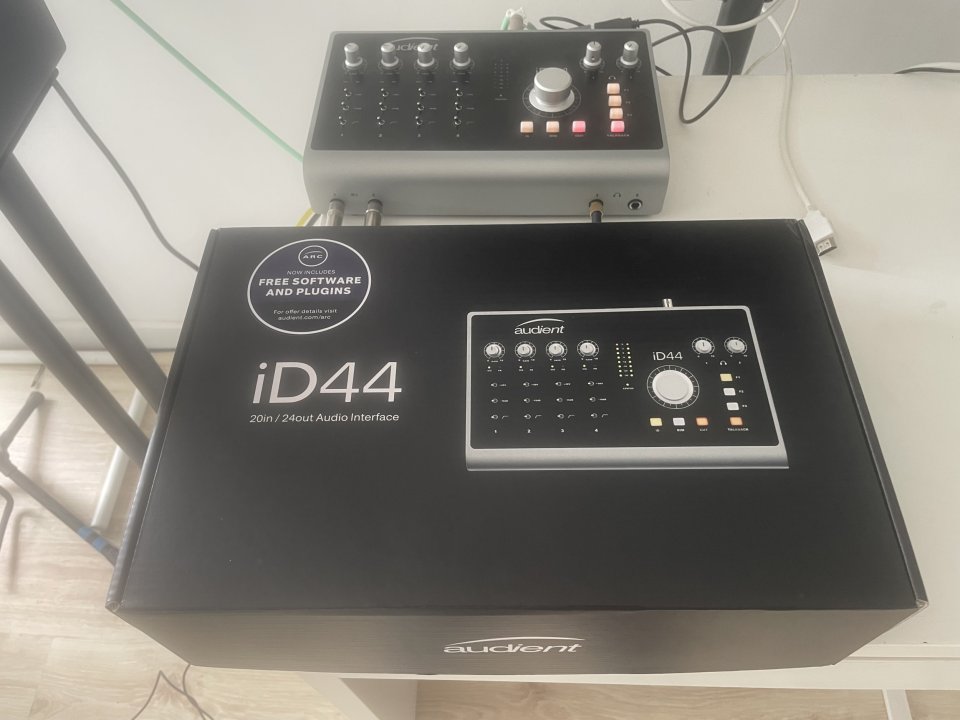 Audient id44 de segunda mano · Foto 2 de 2 · Valencia · 325 €