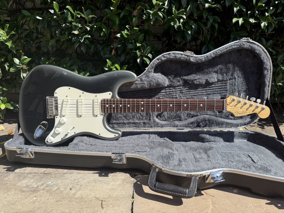 Fender Stratocaster Plus Black Pearl Burst 1995 de segunda mano · Foto 2 de 10 · Cantabria · 1550 €