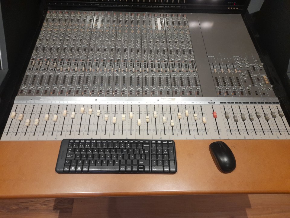 Tascam M-3500 (24 Ch) Modificada (Burr-Brown / Recap / Switches nuevos) + Meter Bridge de segunda mano · Foto 3 de 6 · Tarragona · 1300 €