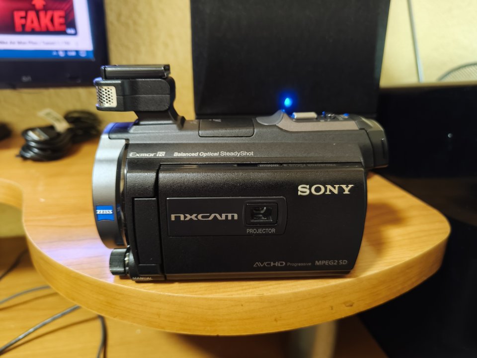 *Sony HXR-NX30E* Full HD +Asa XLR+ Micro Panasonic+ Funda Manfrotto+ Extras de segunda mano · Foto 1 de 10 · Madrid · 1500 €