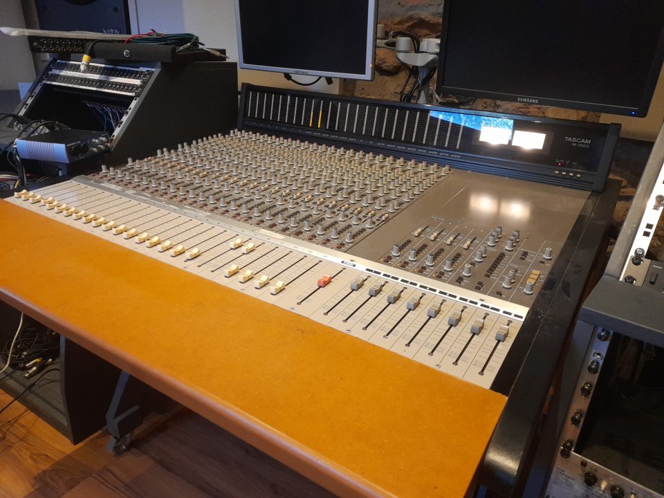 Tascam M-3500 (24 Ch) Modificada (Burr-Brown / Recap / Switches nuevos) + Meter Bridge de segunda mano · Foto 4 de 6 · Tarragona · 1300 €