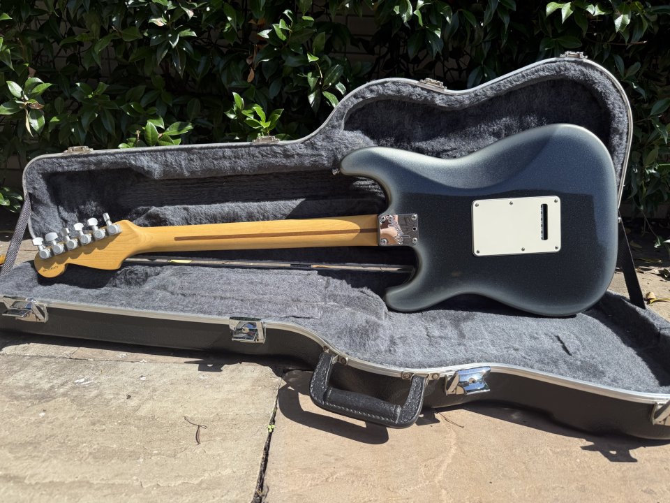 Fender Stratocaster Plus Black Pearl Burst 1995 de segunda mano · Foto 4 de 10 · Cantabria · 1550 €