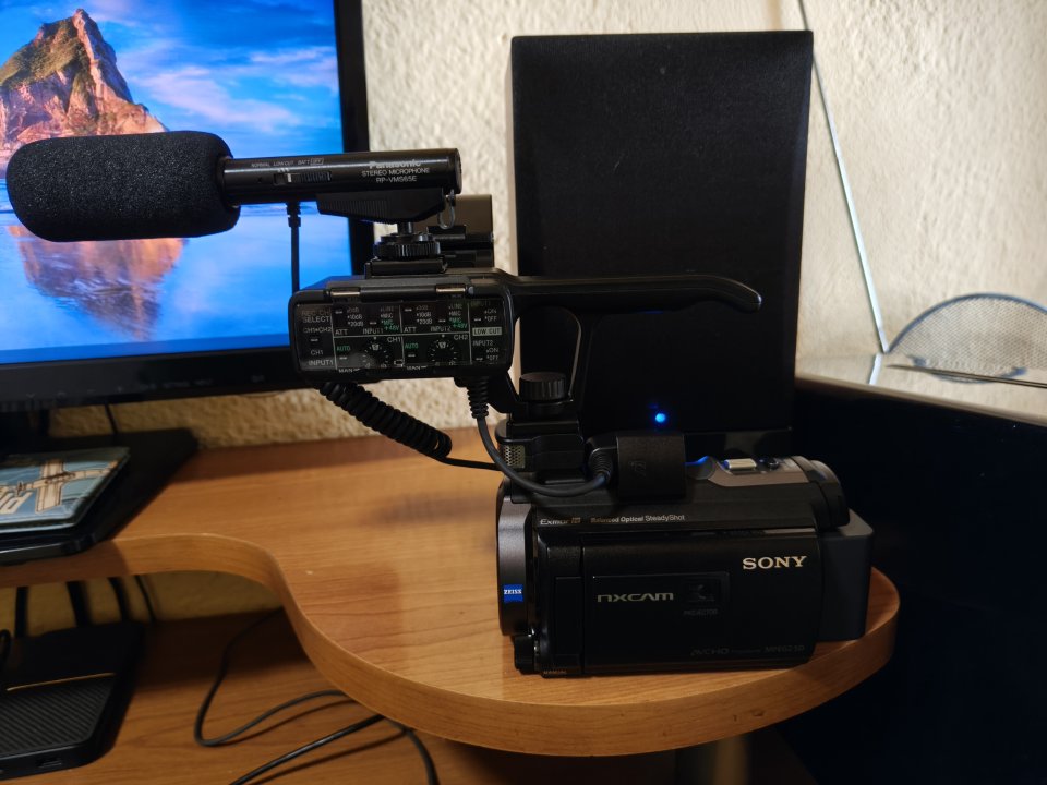 *Sony HXR-NX30E* Full HD +Asa XLR+ Micro Panasonic+ Funda Manfrotto+ Extras de segunda mano · Foto 7 de 10 · Madrid · 1500 €