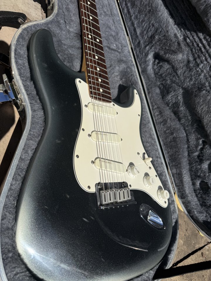 Fender Stratocaster Plus Black Pearl Burst 1995 de segunda mano · Foto 10 de 10 · Cantabria · 1550 €