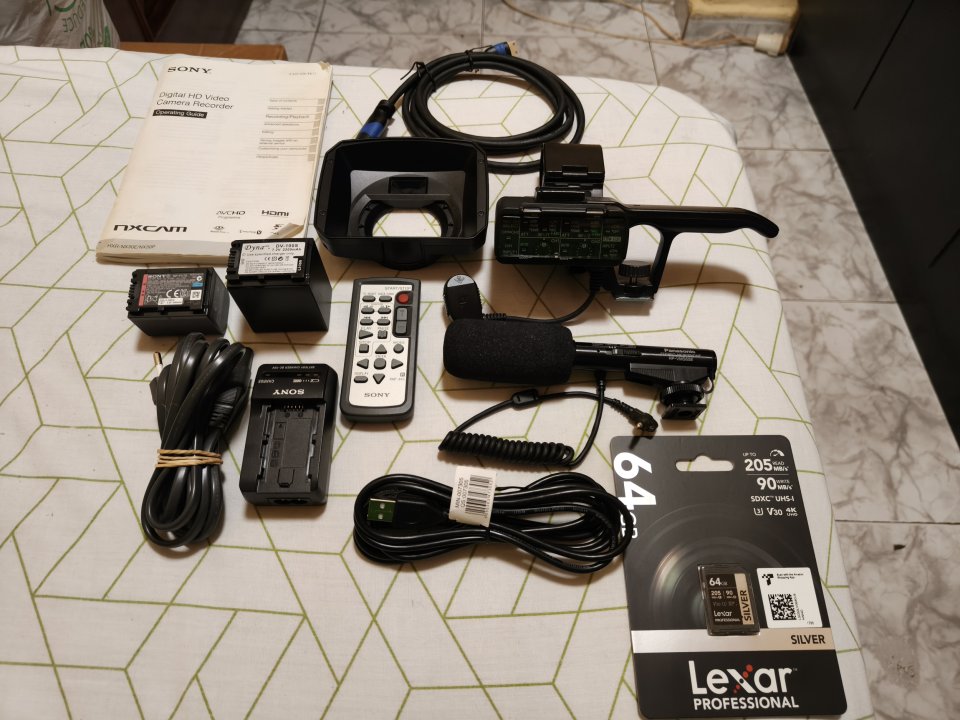 *Sony HXR-NX30E* Full HD +Asa XLR+ Micro Panasonic+ Funda Manfrotto+ Extras de segunda mano · Foto 9 de 10 · Madrid · 1500 €