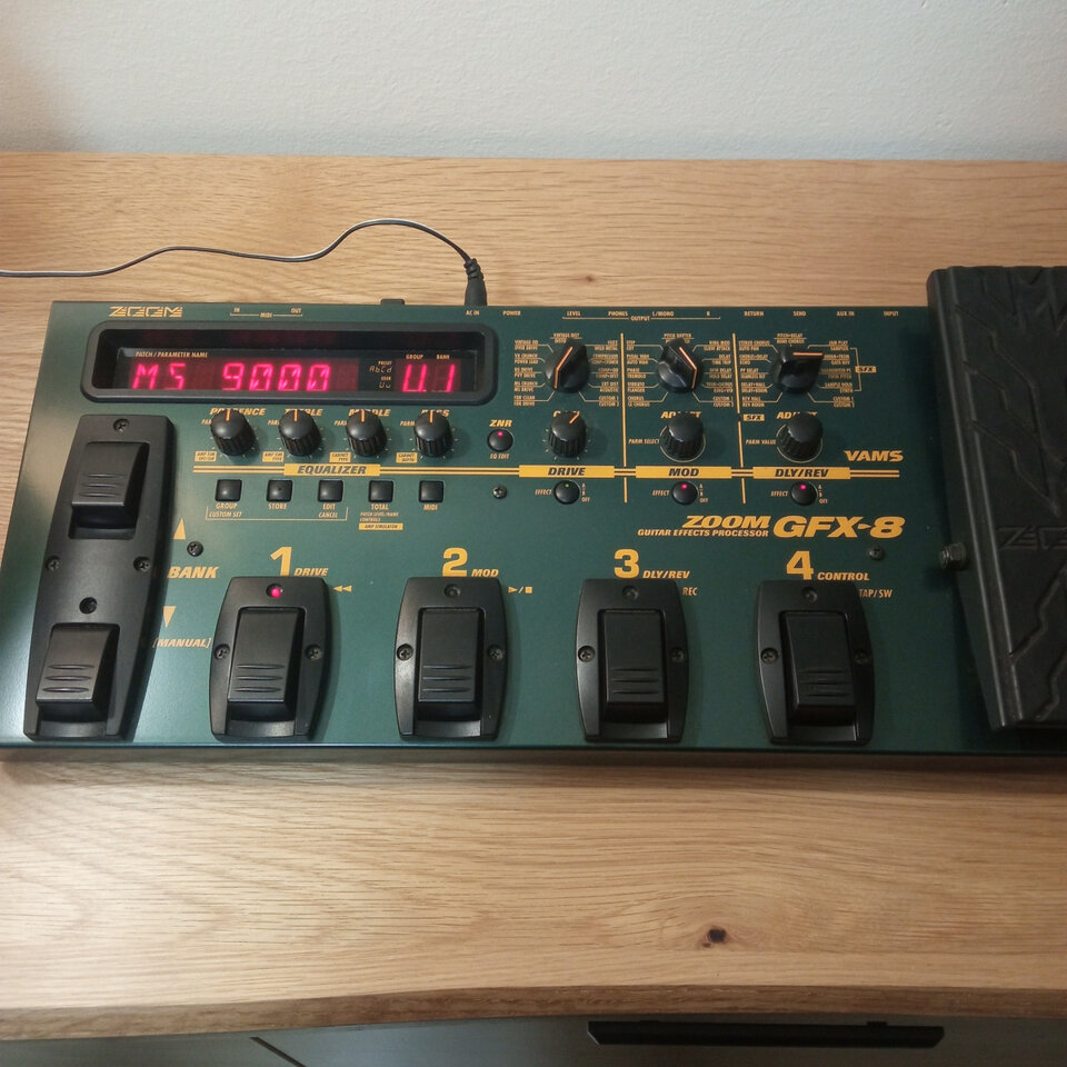 Varias pedaleras de guitarra