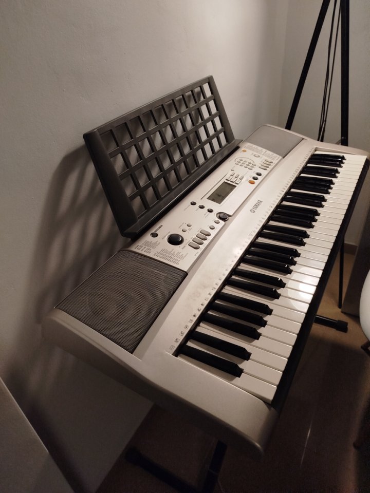 Yamaha PSR-E313 con: atril, pie, funda, pedal y fuente alimentación de segunda mano · Foto 3 de 6 · Sevilla · 200 €