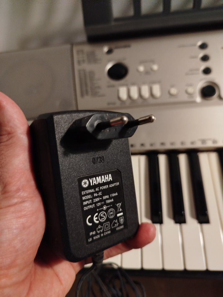 Yamaha PSR-E313 con: atril, pie, funda, pedal y fuente alimentación de segunda mano · Foto 5 de 6 · Sevilla · 200 €