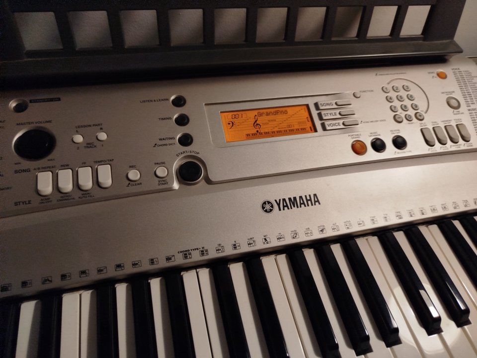 Yamaha PSR-E313 con: atril, pie, funda, pedal y fuente alimentación de segunda mano · Foto 2 de 6 · Sevilla · 200 €