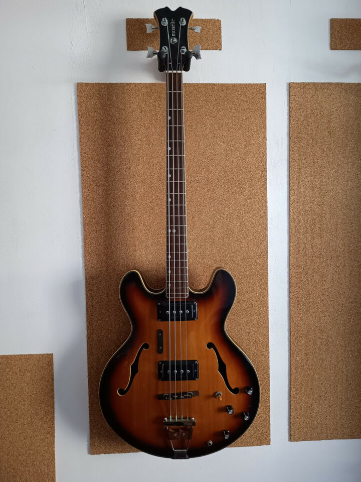 Bajo Mosrite hecho en japon. Años 70