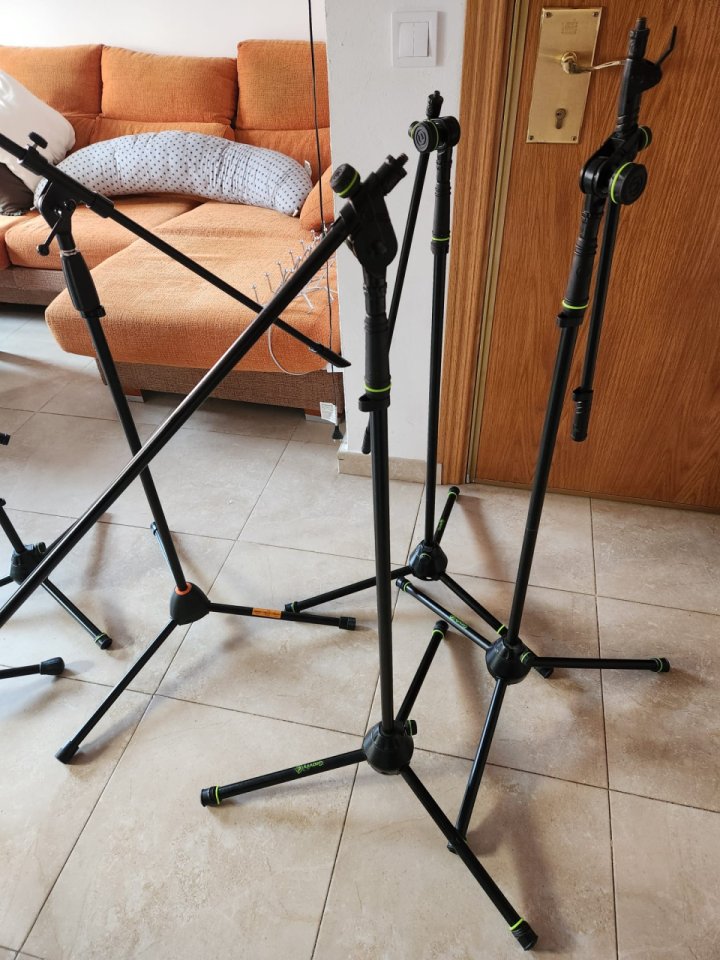 Soportes de micrófonos varios de segunda mano · Foto 1 de 2 · Madrid · 28 €