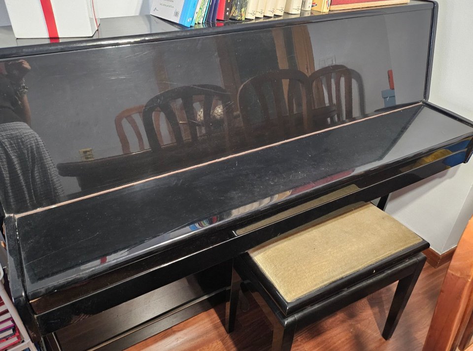 Piano acústico Hupfeld + banqueta de segunda mano · Foto 1 de 7 · Girona · 600 €