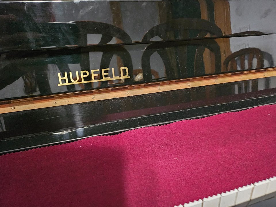 Piano acústico Hupfeld + banqueta de segunda mano · Foto 3 de 7 · Girona · 600 €