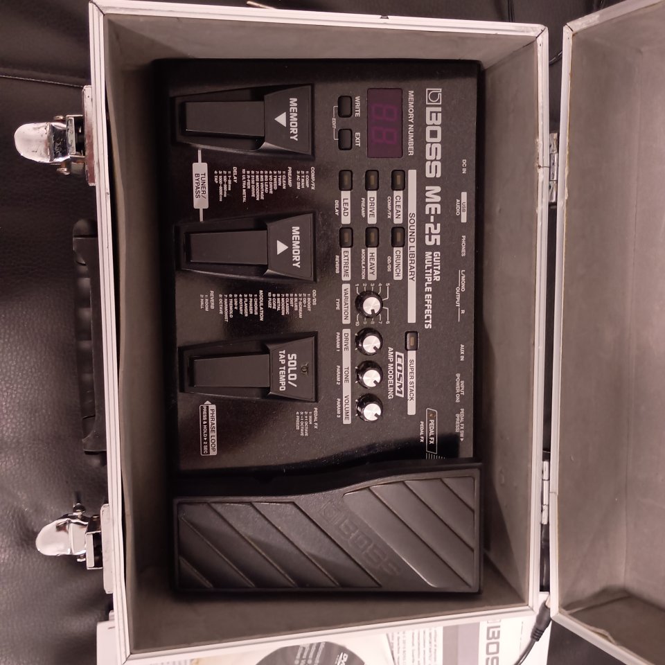 Pedalera Boss ME-25+maleta de segunda mano · Foto 1 de 6 · Málaga · 80 €