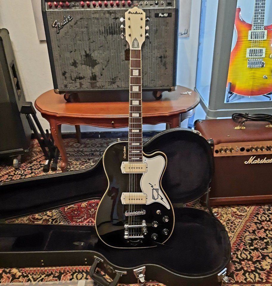 Airline Tuxedo by Eastwood Guitars